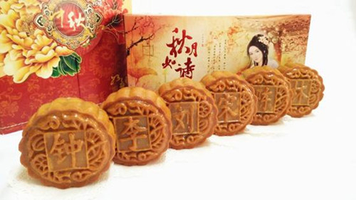 一字排開(kāi)的姓氏月餅不僅極具巧思﹐賣(mài)相也很誘人。(法國(guó)《歐洲時(shí)報(bào)》援引馬來(lái)西亞《詩(shī)華日?qǐng)?bào)》)