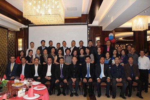 浙江同鄉(xiāng)會成員與嘉賓合影。(法國《歐洲時報》/方梓熙