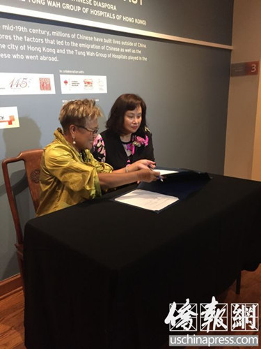 華美博物館摯友會董事長阮桂銘博士(左)與陳婉珍(右)簽署合作協(xié)議。(美國《僑報》/李幟一