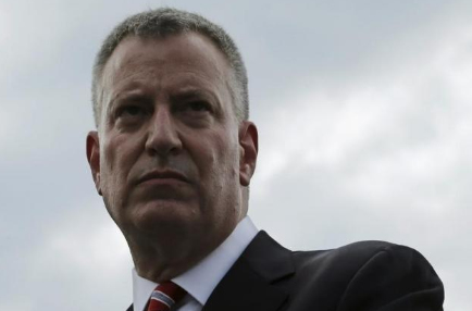 紐約市長(zhǎng)白思豪5月12日在華盛頓國(guó)會(huì)山外舉行記者會(huì)。(美國(guó)中文網(wǎng))