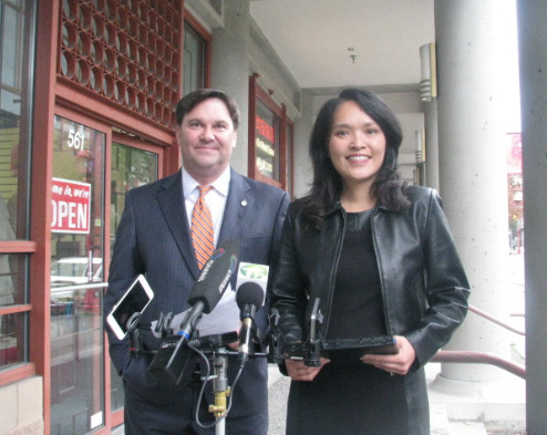 關(guān)慧貞(右)與戴偉思(左)宣布新民主黨移民政策綱要。(加拿大《世界日?qǐng)?bào)》/周思