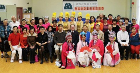 圖為會長溫一山與部分與會者合影。(圖片由加拿大密西沙加華人協(xié)會提供)