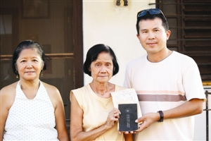 古巴華僑捐獻文物。(