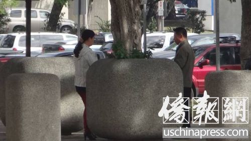 章鑫磊父母走出波莫納法院大樓。(美國《僑報》/高睿