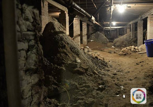 圖為堆放著骨灰的貝爾維爾鎮(zhèn)老教堂地下室。(王雷攝)