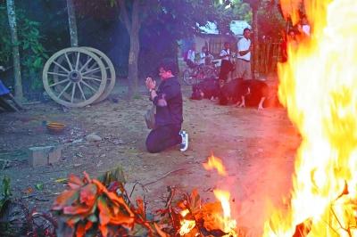 志愿者在緬甸密支那陣亡將士公墓前跪拜。