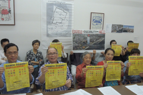 林崧(前排左二)與鄭女士(前排右二)等人呼吁市府保護華埠。(美國《世界日報》/高夢梓