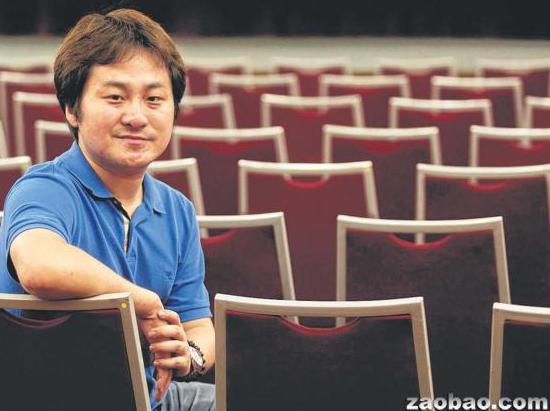 中國年輕象棋大師黨斐要在新加坡創(chuàng)下1對25吉尼斯蒙目棋世界紀錄。(新加坡《聯(lián)合早報》/林國明