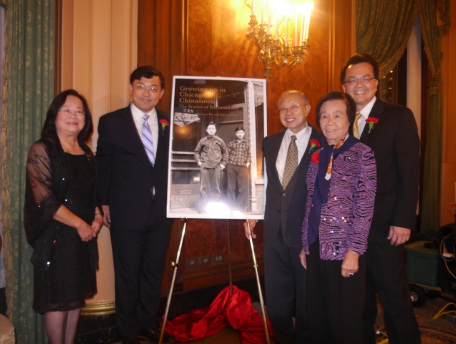 李秉樞與太太甄佩霞(右三、右二)