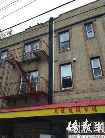 9日,一名白人女賊趁著八大道一戶華裔屋主忘記鎖門而潛入這棟樓宇的三層作案。(美國《僑報》/崔國萁