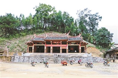 供奉章公祖師肉身佛的祠堂,掛著盼佛像早日歸國的橫幅供圖/林文青