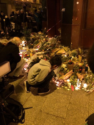 葉蓓蕾的兒子在點蠟燭祭悼逝者。(法國《歐洲時報》/黃冠杰