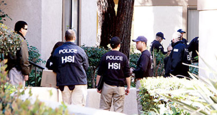 今年3月份執(zhí)法單位在南加州大舉掃蕩月子中心,多位探員在場討論案情。(美國《星島日報(bào)》資料圖)