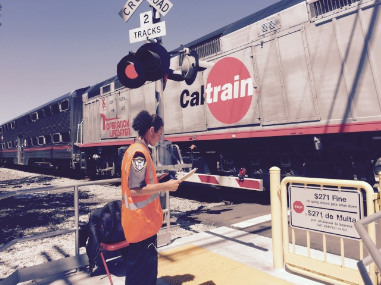 巴洛阿圖市府派員日夜在市區(qū)各平交道巡邏。(美國(guó)《世界日?qǐng)?bào)》/王金城