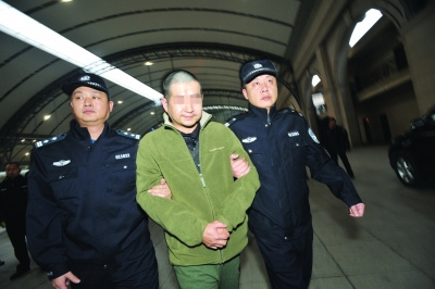 昨日,王某被押解回漢。來源:荊楚網(wǎng)