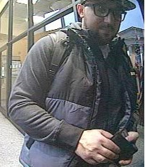 該男子涉嫌多次使用他人信用卡提取現(xiàn)金。(紐約市警方提供)