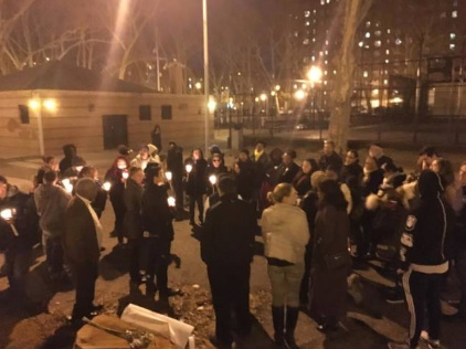 社區(qū)為劉敬安舉行燭光悼念儀式。(萬齊家辦公室提供)