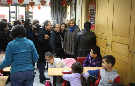 佩克雷斯在華裔互助會參觀中文學(xué)校。(法國《歐洲時報》)