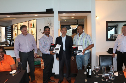 康總領(lǐng)事為優(yōu)勝選手頒獎(jiǎng)(南非華人網(wǎng))