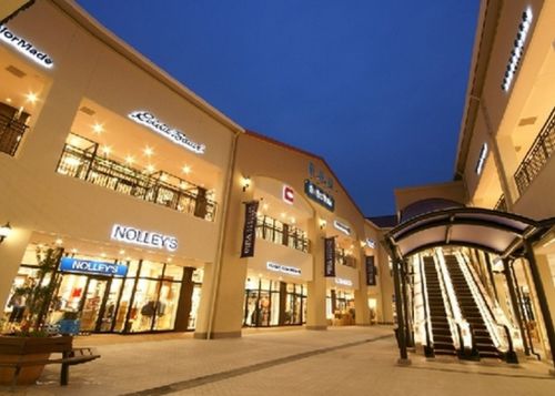 “黑色星期五”這一天倍受留學(xué)黨喜愛的奧特萊斯。(美國《僑報》)