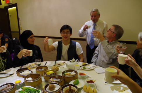 白彼得帶領學生們在金皇海鮮大酒樓品嘗點心。(美國《世界日報》/金春香