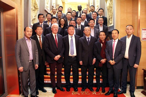 11月26日,嘉賓應邀出席將軍府大酒樓開業(yè)典禮。(《歐洲時報》/魯佳