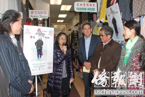 華協(xié)中心資深社區(qū)組織員林梁淑萍(左二)向大家介紹“第二屆中國(guó)城購物”參加辦法。(美國(guó)《僑報(bào)》/吳卓明