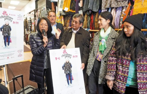 “華埠消費發(fā)發(fā)發(fā)”促銷活動4日起步。右起“華埠靚靚”嬤嬤時裝攝影展作者Valerie