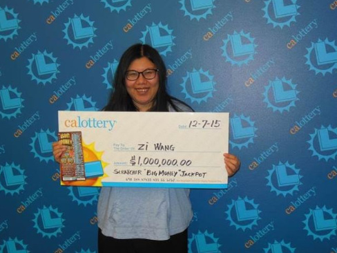 來(lái)自加州柯汶納的26歲華人王姿購(gòu)物時(shí)無(wú)意中買(mǎi)了一張10元彩券,沒(méi)想到成為新晉百萬(wàn)富翁。(加州彩券局提供)