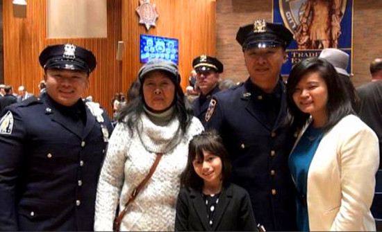 晉升為探員的劉鶴生和家人合影。(僑報(bào)記者蘇夏竹