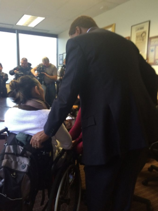 圖為華裔林雄(左)和律師布瑞斯面對(duì)記者提問(wèn)。(美國(guó)中文網(wǎng))