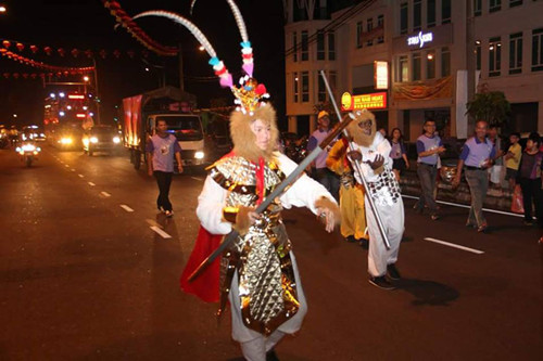 威省北海大旗鼓游行特安排6只美猴王率領(lǐng)大游行隊(duì)伍環(huán)繞北海市區(qū)。(馬來(lái)西亞《光華日?qǐng)?bào)》)