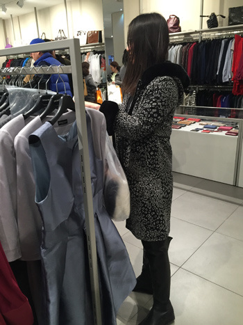 選擇品牌是代購的基本功。(歐洲時報記者孔帆