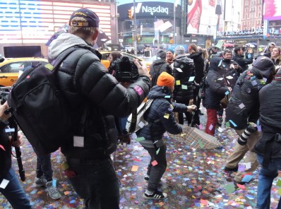 時(shí)報(bào)廣場(chǎng)跨年活動(dòng)主辦方舉辦拋撒許愿紙環(huán)節(jié)預(yù)演,很多孩子興奮地?fù)炱鸩始垺?美國(guó)《世界日?qǐng)?bào)》/高夢(mèng)梓