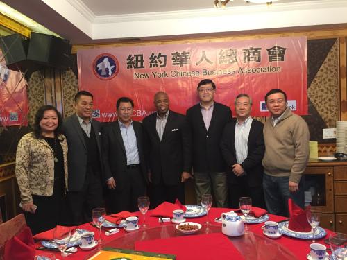 紐約布魯克林區(qū)長亞當斯(左四)和美國紐約華人總商會會長徐家樹(左三)等人合影。