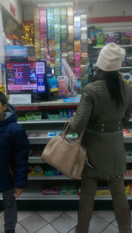 勁球獎4億元高額獎金在華裔彩民中掀起熱潮。(美國《世界日報》/尹英姿