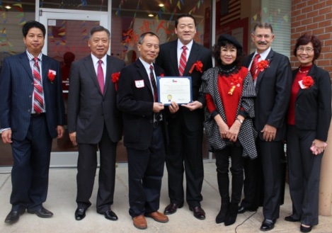 美南福建同鄉(xiāng)會(huì)會(huì)館開幕典禮,中華人民共和國(guó)駐休斯頓總領(lǐng)館總領(lǐng)事李強(qiáng)民(左二)以及眾議員Al