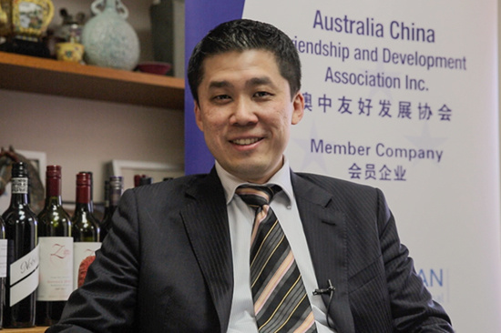 澳中友好發(fā)展協(xié)會(huì)副會(huì)長(zhǎng)許慶武接受采訪。(人民網(wǎng)/賀吉