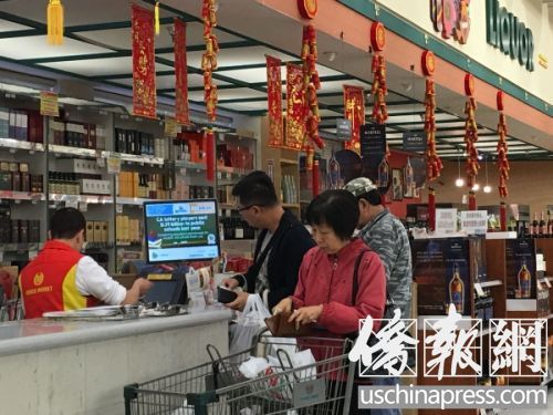 大獎(jiǎng)面前,民眾們都已按捺不住躍躍欲試的心情。(美國(guó)《僑報(bào)》/聶達(dá)