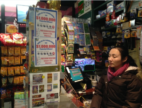 紐約皇后區(qū)華人經(jīng)營(yíng)的雜貨店開出勁球獎(jiǎng)100萬(wàn)元大獎(jiǎng)。(美國(guó)《世界日?qǐng)?bào)》/朱蕾