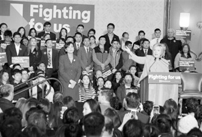 民主黨總統(tǒng)參選人希拉里(右)赴加州華人最集中的圣蓋博谷小區(qū)造勢。圖片來源:中新網(wǎng)