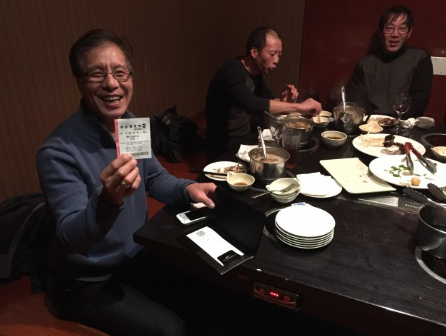 在結帳時收到勁球獎券的客人笑顏逐開。(美國《世界日報》/洪群超