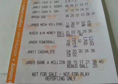 兌獎(jiǎng)處工作人員畫(huà)出吳女士錯(cuò)過(guò)的兩個(gè)號(hào)碼。(吳女士提供)