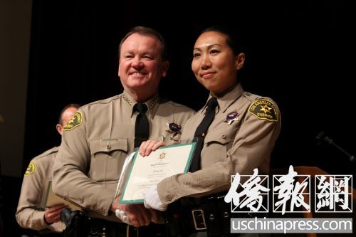 麥唐納局長(zhǎng)向石玉娜辦法畢業(yè)證書(shū)。(美國(guó)《僑報(bào)》/高睿