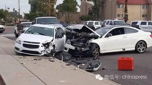 圖為車禍?zhǔn)鹿尸F(xiàn)場,江玥所駕駛白色車輛在連續(xù)撞擊下車頭損毀嚴重。