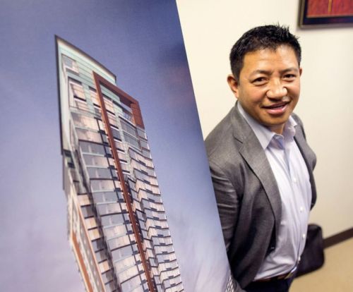 洛桑達(dá)吉在他的辦公室里展示布達(dá)拉大樓效果圖。(美國(guó)《僑報(bào)》援引《西雅圖時(shí)報(bào)》)