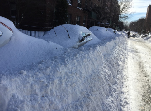 大暴雪把諸多停在室外的車輛沒(méi)頭掩埋。(美國(guó)《世界日?qǐng)?bào)》/洪群超