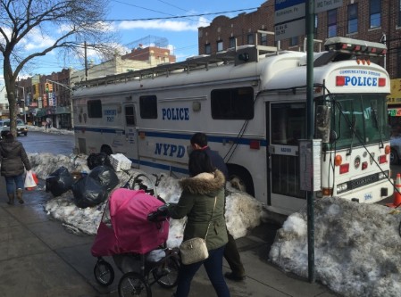 大型流動警務(wù)車進駐8大道。(美國《世界日報》/洪群超