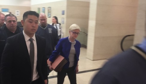 梁彼得1日在大批PBA成員陪同下出庭。(美國《世界日報》/洪群超