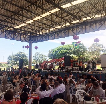 聯歡會的中國舞龍。(巴西南美僑報網)